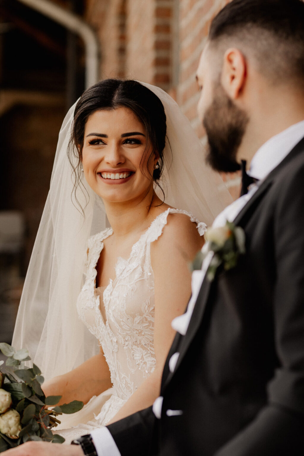 Natürliches Brautpaarshooting mit authentischen Momenten