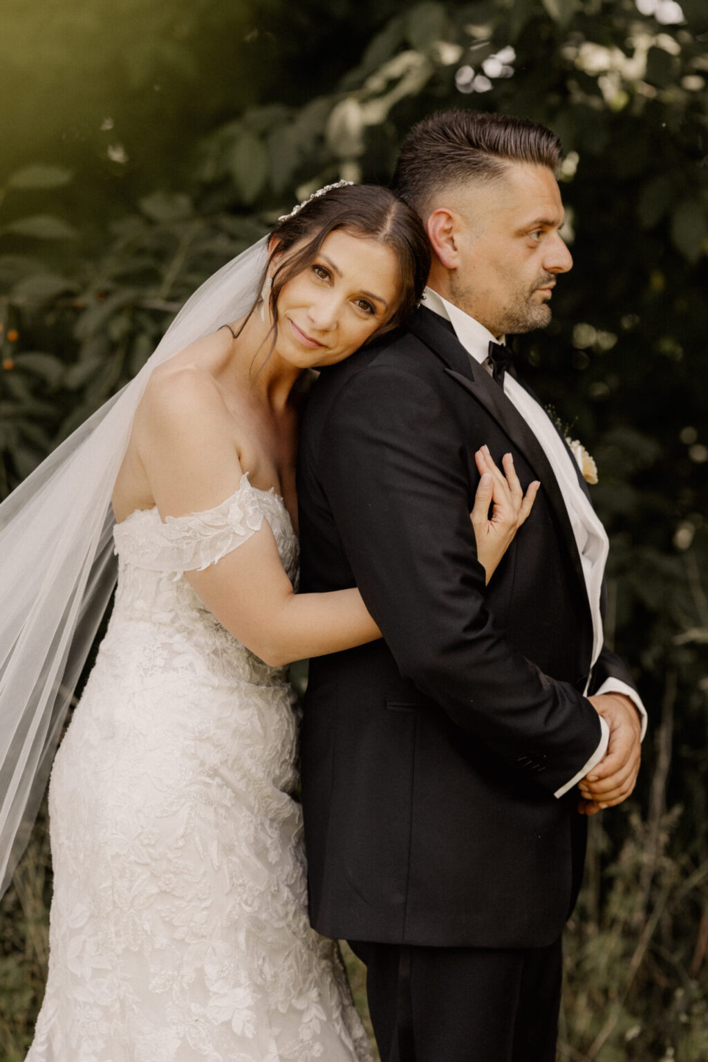 Braut und Bräutigam bei einem intimen Hochzeitsshooting
