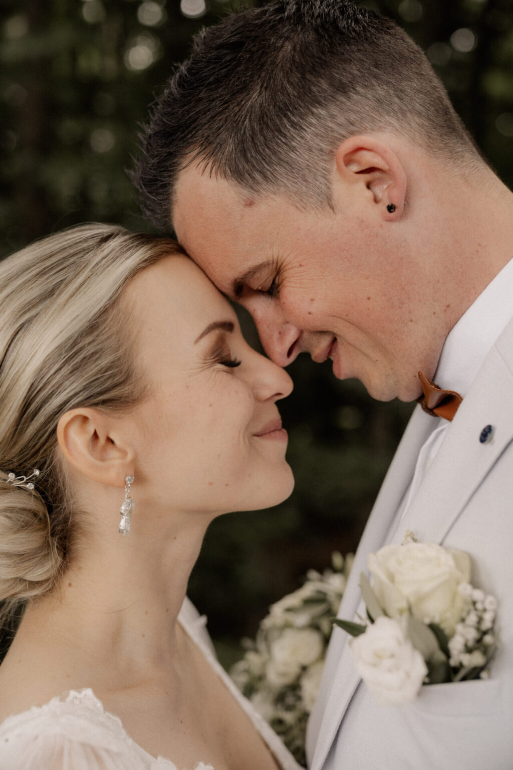 Braut und Bräutigam bei einem intimen Hochzeitsshooting