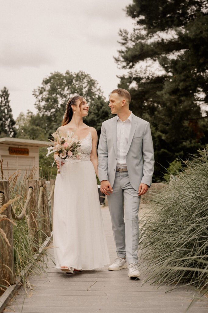 Hochzeitsfotograf Fotoshooting Brautpaar Kierspe Hochzeitsvideograf Kameramann Hochzeitsfotografen Fotoreportage Hochzeitsreportage Hochzeitsfilm Videoclip Drohne Meinerzhagen Lüdenscheid Olpe Siegen Finnentrop Gummersbach Attendorn Wipperfürth Overath Lennestadt Freudenberg Halver Lindlar Schalksmühle Breckerfeld Hagen