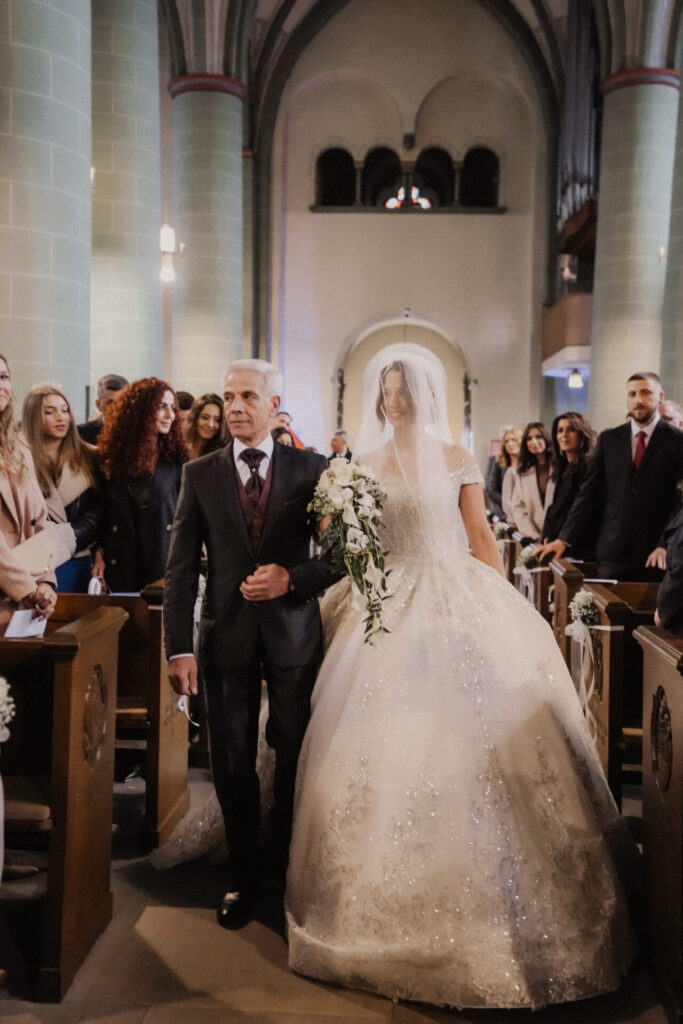 Hochzeitsfotograf Kirche Kierspe Hochzeitsvideograf Kameramann Hochzeitsfotografen Fotoreportage Hochzeitsreportage Hochzeitsfilm Videoclip Drohne Meinerzhagen Lüdenscheid Olpe Siegen Finnentrop Gummersbach Attendorn Wipperfürth Overath Lennestadt Freudenberg Halver Lindlar Schalksmühle Breckerfeld Hagen